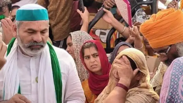 బాధితులతో కిసాన్ మహాపంచాయత్ నాయకుడు రాకేశ్ టికైత్