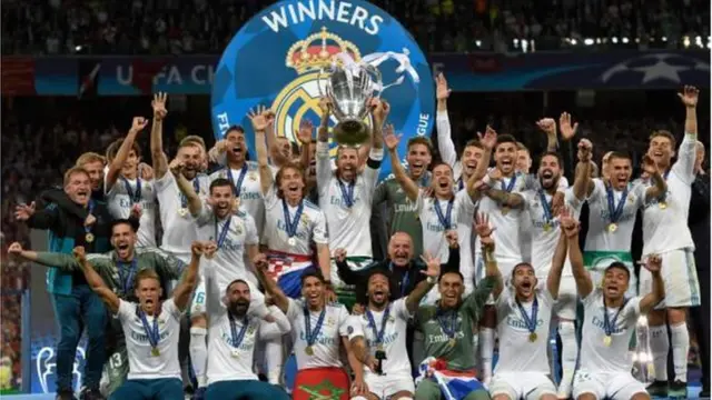 Sergio Ramos ya daga kofin da Real Madrid ta lashe karo na 13 a gasar Zakarun Turai.