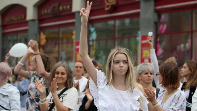 白俄羅斯（白羅斯）首都明斯克街頭一名參與反對派示威的少女舉起勝利手勢（12/8/2020）