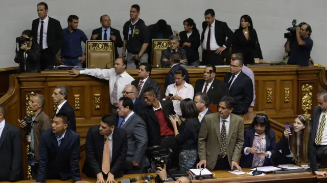 Los diputados en torno a la presidencia