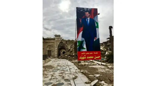 Sebuah poster raksasa tentang kemenangan Presiden Bashar al-Assad di gerbang masuk reruntuhan Masjid Umayyah
