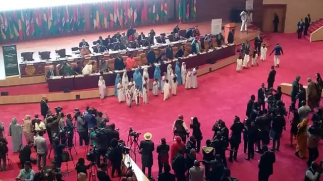 Les enfants chantent l'hymne de l'Afrique à l'ouverture du sommet.