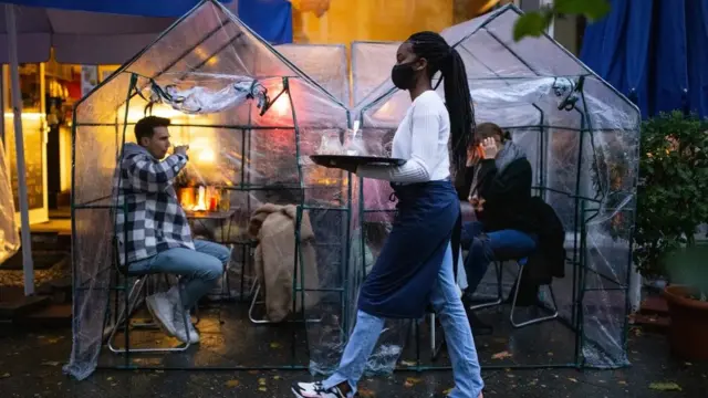 La pénurie de personnel et les nouvelles méthodes de travail compliquées ont alourdi la charge de certains travailleurs du secteur des services.