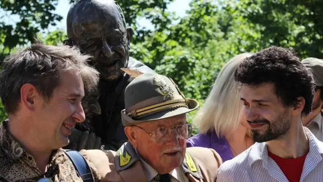 لويجي مع النحاتين