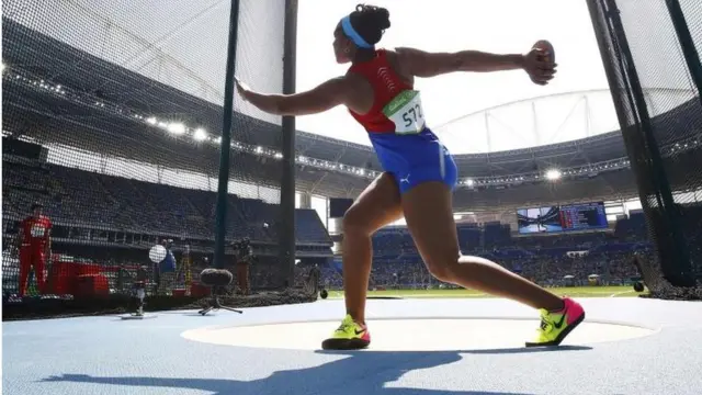 Dania Caballero lanzando el disco.