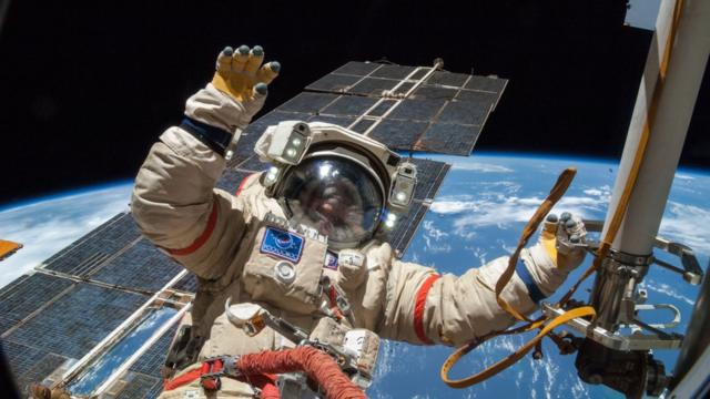 2014年，俄国宇航员亚历山大·斯科沃佐夫（Alexander Skvortsov）穿着奥伦太空服在国际空间站舱外