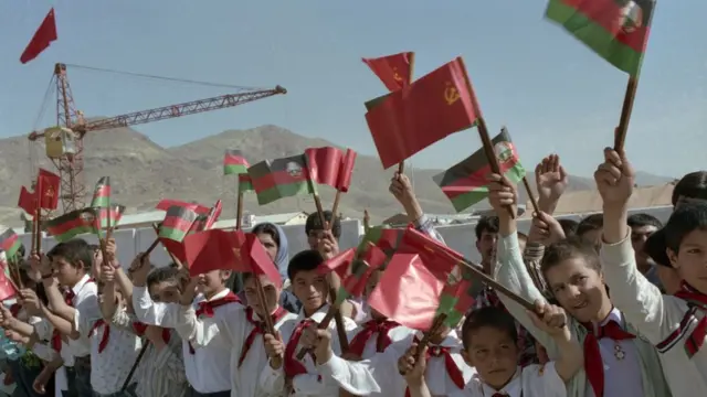 Учащиеся афганских школ и члены молодежной организации Афганистана во время проводов советских войск