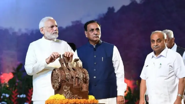 નરેન્દ્ર મોદી(ડાબેથી જમણે), વિજય રુપાણી અને નીતિન પટેલ