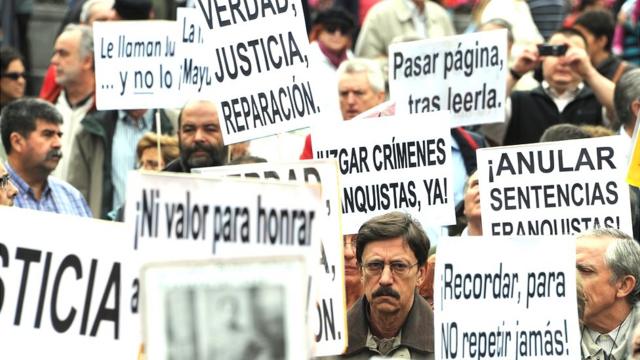 Manifestación en favor de Baltasar Garzón por su investigación de los crímenes cometidos durante el Franquismo.