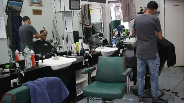 Les coiffeurs pour hommes ont pignon sur rue. CAN ou pas CAN, il faut être beau en toute circonstance.