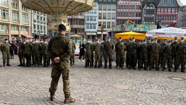 солдаты на площади во Франкфурте