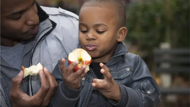 Enfant qui mange une pomme