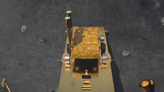 વિક્રમ લૅન્ડરમાથી ઊતરી રહેલું પ્રજ્ઞાન રોવર