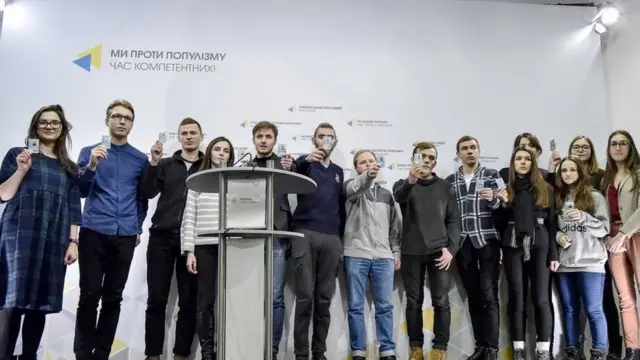 Спудеї, які не підтримали страйк, продемонстрували свої студентські квитки