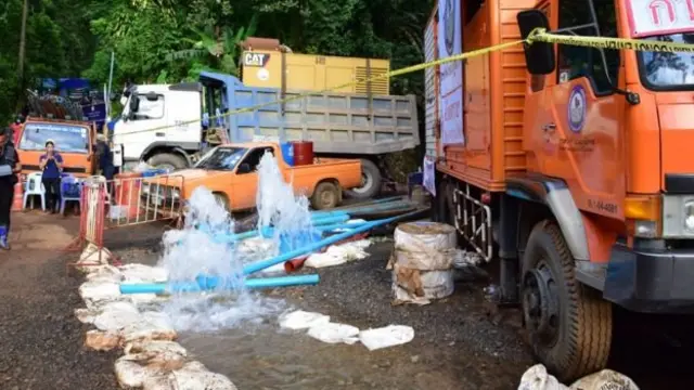 কিশোরদের উদ্ধারের আগে গুহা থেকে পাম্প করে পানির স্তর নামিয়ে আনা হয়।