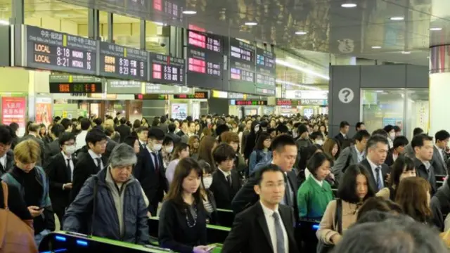 Aglomeraciones en una estación de tren de Japón.