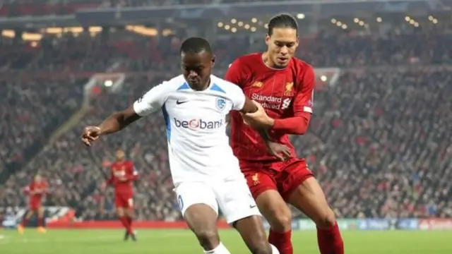 Hupiti! Mbwana Samatta akikabwa na beki wa Liverpool Virgil van Dijk