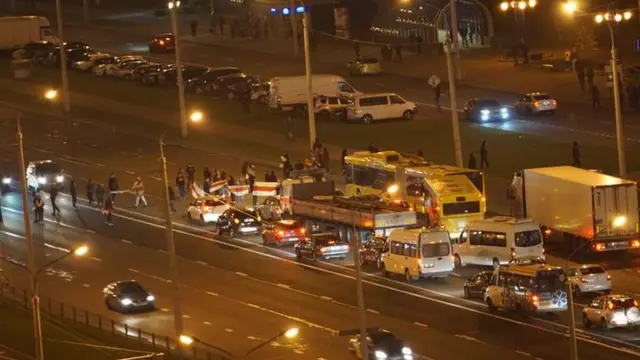 Перекрытие дороги в Минске (фото читателя портала Tut.by)