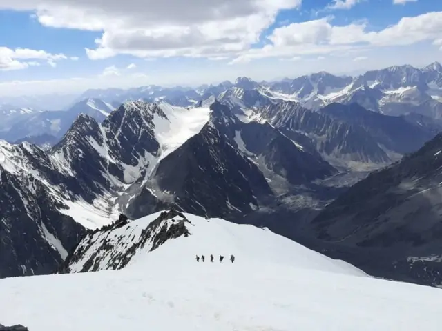 د غرختنې په دې بهیر کې درو نجونو او شپږو هلکانو برخه لرله