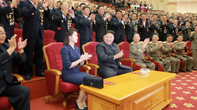 金正恩（中）与夫人李雪主（左）在平壤人民剧院内接受劳动党干部欢呼（朝中社2017年9月10日发放图片）