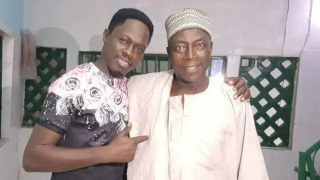 Shi ma Bashir Nayaya(dama) ya ce 'Sai Atiku!', ko da yake ba a san inda Sarki Ali Nuhu ya sa gaba ba