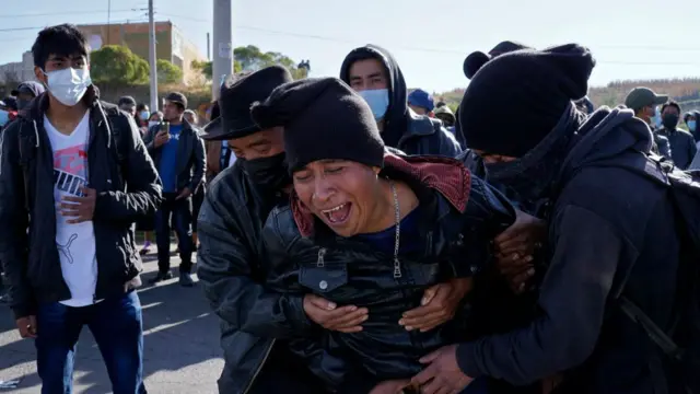 Un hombre llora en un funeral de las víctimas