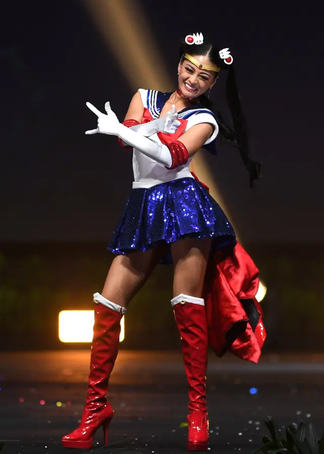 ဂျပန်မလေးက သင်္ဘောသား ဝတ်စုံနဲ့