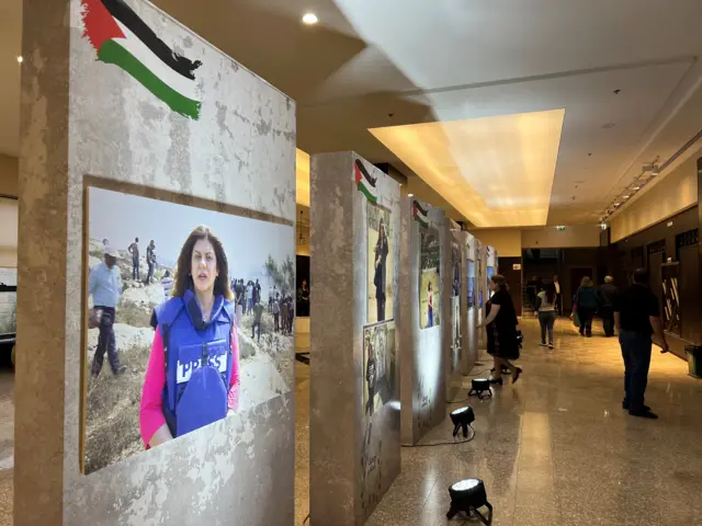 معرض صور لشرين أبو عاقلة