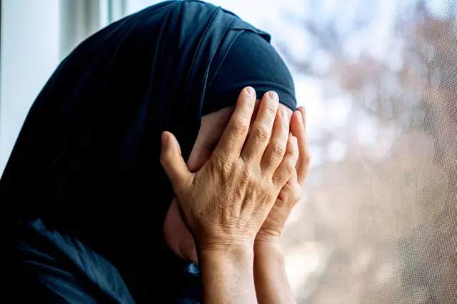 Madax xanuun badan, hurdo la’aan, xanuunka xabadka ah, wadno-garaac, xanuun murqaha, laqanyo amaba xanuun caloosha ah ayaa ka mid ah calaamadaha