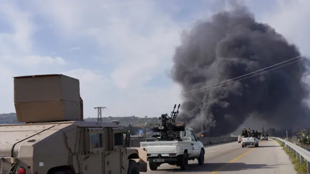 أعمدة الدخان تتصاعد على إثر استمرار الاشتباكات في اللاذقية شمال غربي سوريا.