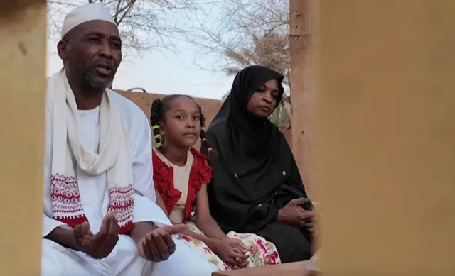 يشعر المدرس محمد الفاتح بالأمان بعد عودته إلى منزله لكنه يقول إنه يفتقر للمقومات الأساسية للحياة 