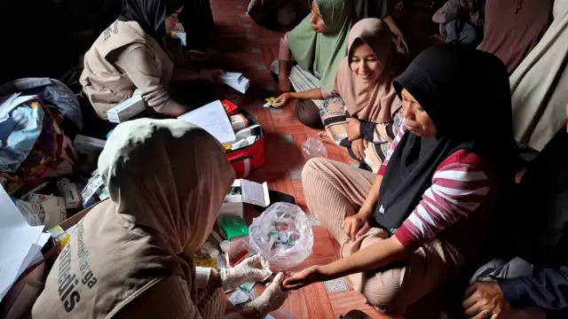 Tim LBH Padang memberikan bantuan medis kepada korban bencana di Sumatra Barat.