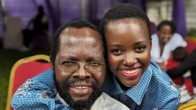 Anyang' Nyong'o n'umukobwa wiwe Lupita Nyong'o amufashe ku bitugu bifotoza 