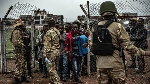 Aworan ṣọja kan ati araalu.