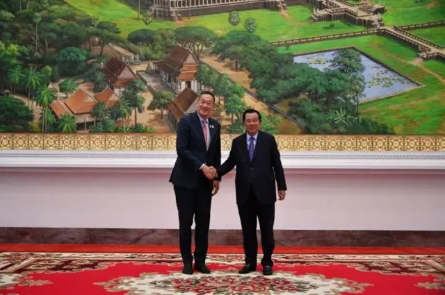 ในช่วงเย็นของวันที่ 28 ก.ย. นายกรัฐมนตรีของไทยได้เข้าเยี่ยมคารวะสมเด็จอัคคมหาเสนาบดีเดโช ฮุน เซน ประธานคณะองคมนตรีแห่งราชอาณาจักรกัมพูชาด้วย ในโอกาสนี้ทางการกัมพูชาได้แต่งเพลงซึ่งมีความหมายสะท้อนถึงความสัมพันธ์ที่ผูกพันอย่างมีวิสัยทัศน์ระหว่างทั้งสองมิตรประเทศ