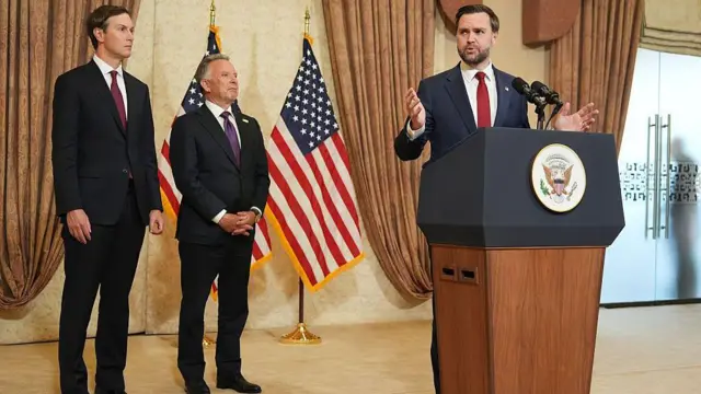 Віцепрезидент Джей Ді Венс виступає, а Джаред Кушнер (ліворуч) і Стів Віткофф, спеціальний посланник з питань миротворчих місій, слухають його під час пресконференції після зустрічі з представниками Пакистану та Ірану 12 квітня 2026 року в Ісламабаді, Пакистан.