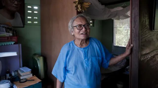 ထောင်ထဲ အနှစ် ၂၀ နေပြီး ပြန်ထွက်လာတော့ ရသေ့ရဟန်းလို ပကာသန ကင်းစွာ နေရင်းသား မြန်မာ့ဒီမိုကရေစီ အရေး လှုပ်ရှားမှုတွေရဲ့ အကြီးမားဆုံး စိတ်ခွန်အား ပေးခဲ့သူ ဆရာ ဦးဝင်းတင်