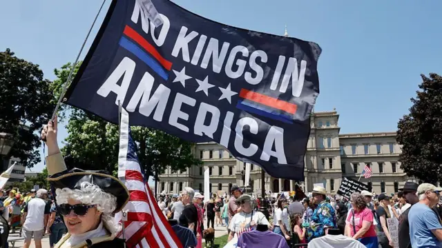 Pessoas participam do protesto "No Kings" do lado de fora do Capitólio de Michigan, em Lansing, Michigan, em 14 de junho de 2025