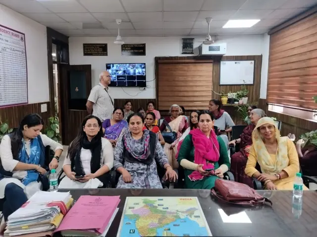 वसंत कुंज थाने में मौजूद प्रदर्शनकारी