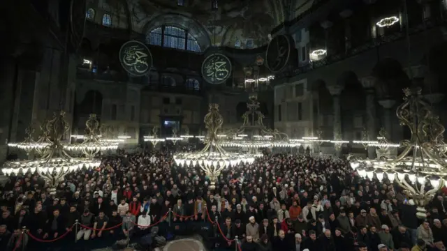 Di Turki, umat Islam melakukan sholat tarawih pertama pada awal bulan suci Ramadan di Masjid Agung Hagia Sophia di Istanbul, Rabu (22/03).