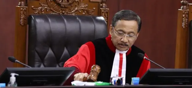 Ketua MK Suhartoyo memimpin langsung sidang pengucapan putusan Perkara pengujian Undang-Undang Nomor 2 Tahun 2002 tentang Kepolisian Negara Republik Indonesia, yang berlangsung diruang sidang pleno MK, Kamis (17/7/2025). 