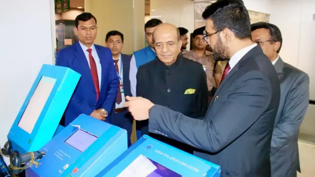 গত ২৫শে জুন ভারতীয় ভিসা অ্যাপ্লিকেশন সেন্টারে গিয়ে ২৮শে জুন থেকে ভিসা কার্যক্রম শুরুর ঘোষণা দিয়েছিলেন ভারতীয় হাইকমিশনার দীনেশ ত্রিবেদী 