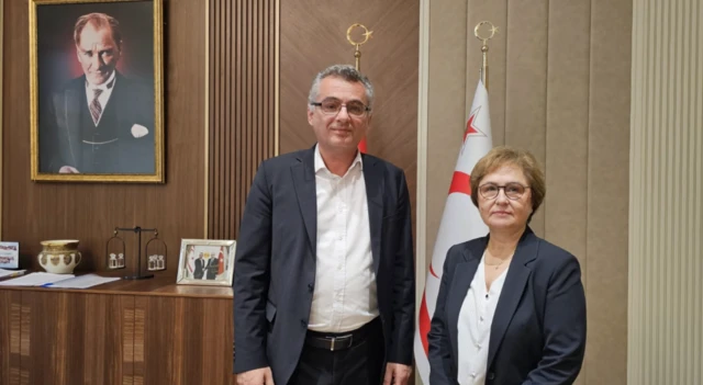 Tufan Erhürman, BBC Türkçe'den Ayşe Sayın yan yana duruyor