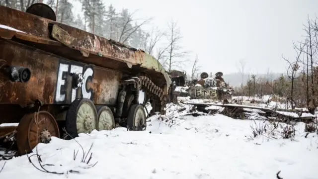 Veículos russos destruídos agora se espalham pelos subúrbiosesportes interKiev, onde as tropas do general Zaluzhnyi interromperam seu avanço.