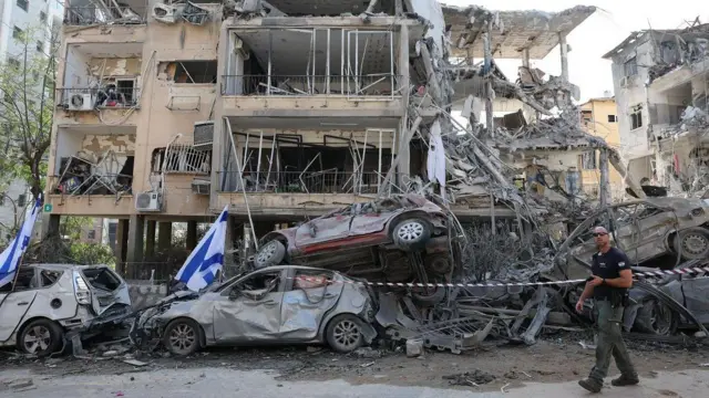 Kawasan permukiman di Ramat Gan, dekat Tel Aviv, Israel, hancur akibat gempuran rudal Iran, pada Sabtu (14/06).