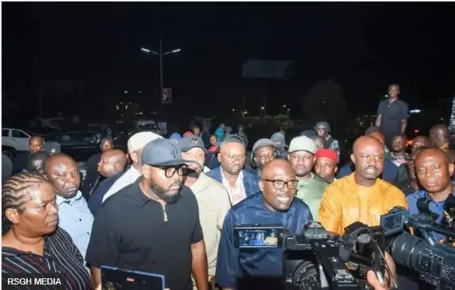 Gómìnà Fubara ń bá àwọn akọ̀ròyìn sọ̀rọ̀