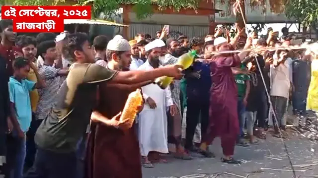 গত পাঁচই সেপ্টেম্বর রাজবাড়ীর গোয়ালন্দে কবর থেকে মৃতদেহ তুলে প্রকাশ্যে পোড়ানোর ঘটনা ঘটেছে