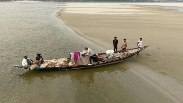 পদ্মা নদীতে রাব্বির হোসেনের সঙ্গে কথা বলছেন বিবিসির সাংবাদিক