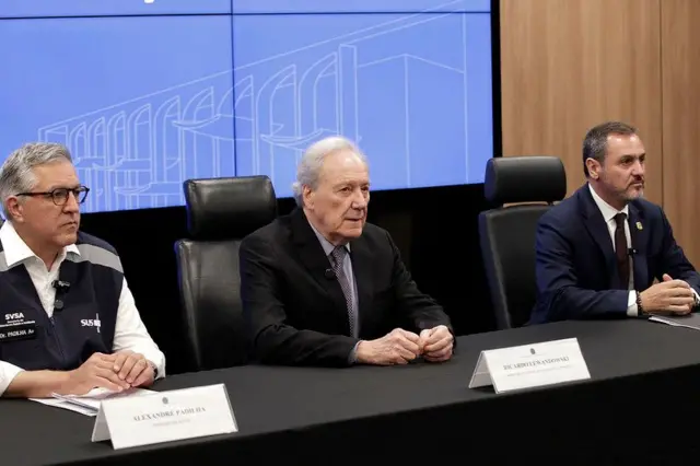Os ministros da Saúde, Alexandre Padilha, e da Justiça e Segurança Pública, Ricardo Lewandowski, e o diretor-geral da PF, Andrei Augusto Passos Rodrigues, em coletiva de imprensa 