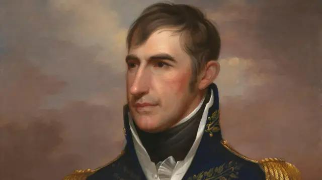 Obraz przedstawiający mężczyznę patrzącego w bok, ubranego w niebiesko-złoty mundur wojskowy z wysokim kołnierzem